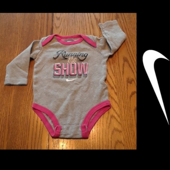 Size 3-6 months baby girls Nike onesie - Picture 12 of 12